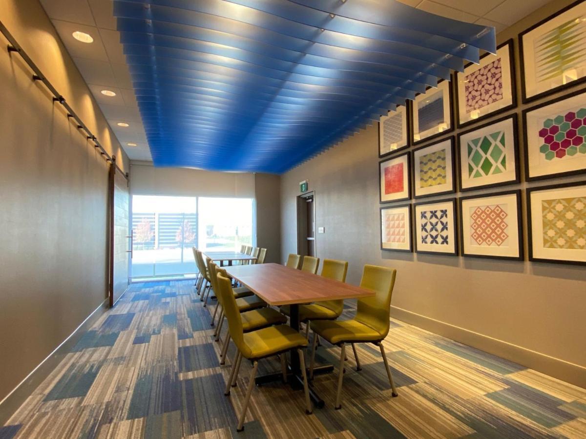 Holiday Inn Express & Suites - Aurora By Ihg Exterior foto