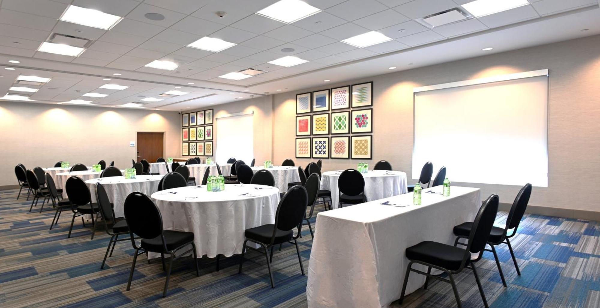 Holiday Inn Express & Suites - Aurora By Ihg Exterior foto